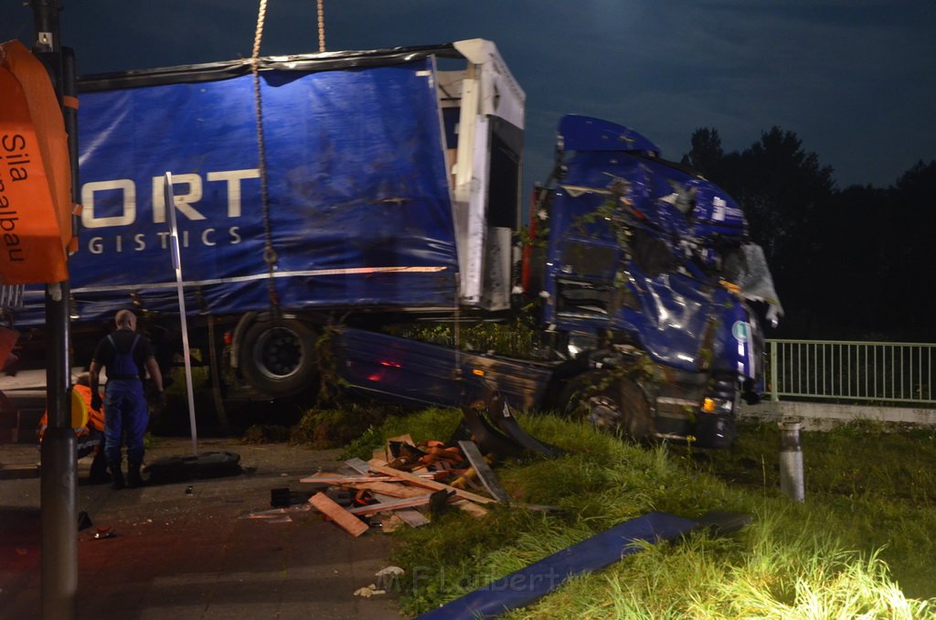 VU LKW umgestuerzt Feldkassel Industriestr Robert Boschstr P284.JPG